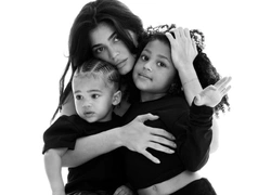 Дети Кайли Дженнер и Ким Кардашьян снялись в рекламе самых желанных кроссовок на планете