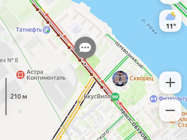 Пробка на проспекте Обуховской Обороны протянулась от здания №28 до сада Фонтанчик у дома №85. | Источник: скриншот