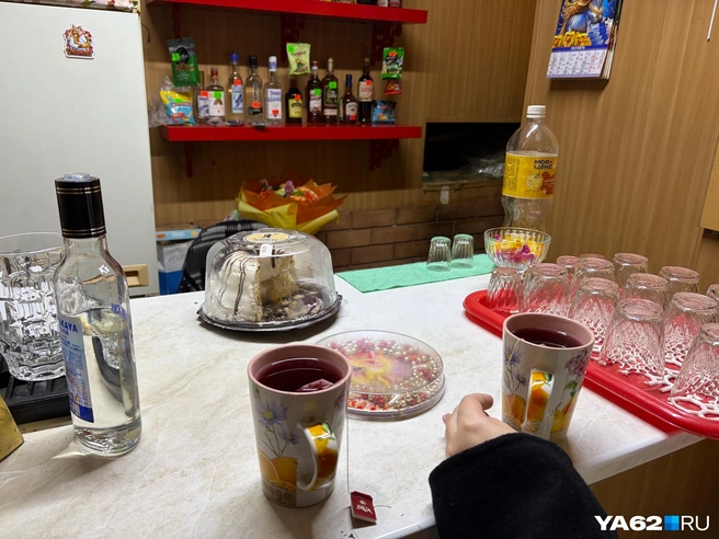 Тетя Люда не пожалела для нас бесплатного чая и торта | Источник: Дарья Ходосевич / YA62.RU