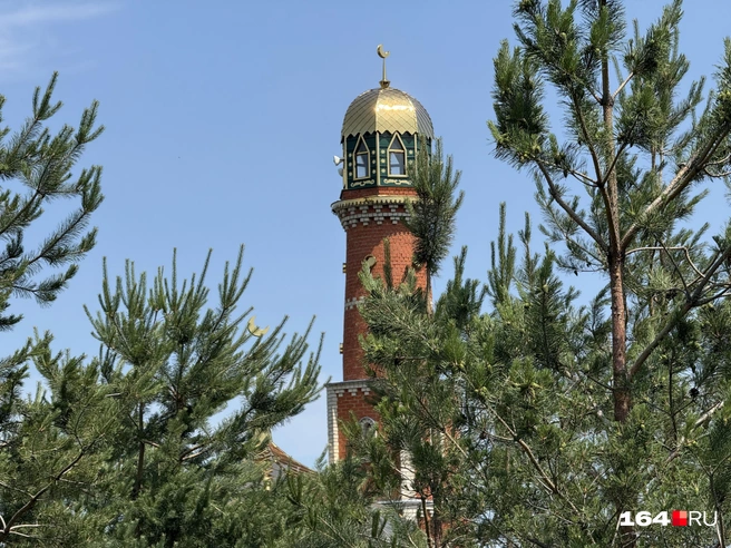 В Усть-Курдюме есть мечеть, минарет возвышается над соснами | Источник: Сергей Петунин / 164.RU