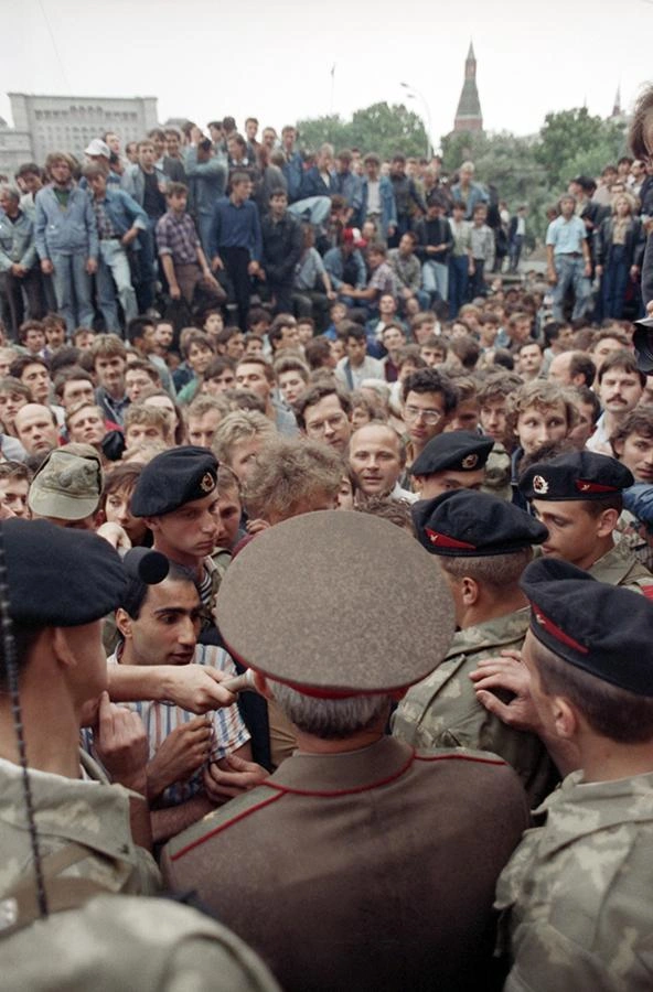 Военные перемешались с толпой | Источник: Андрей Соловьев / ТАСС