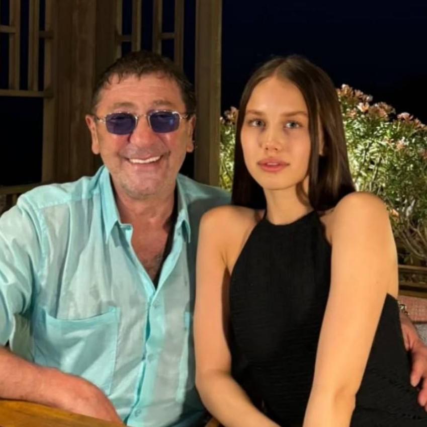 Аврора уже не в фаворе? Григорий Лепс пригласил на концерт бывшую жену и невесту: Анна с детьми у сцены, а Киба — на выселках