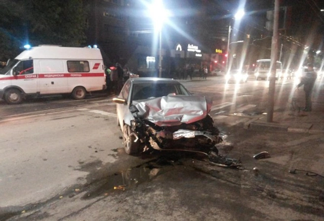 В ДТП на Грибоедова пострадали пять человек | 62.ru