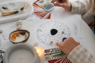 Вселенная подкинет деньжат трем знакам в конце февраля — кому именно