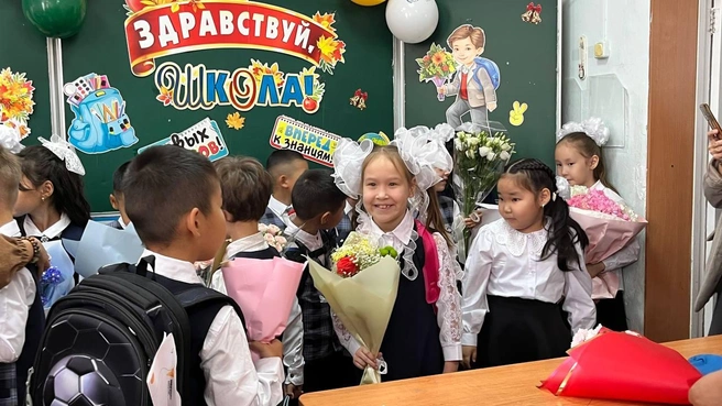 Дети фотографируются после классного часа | Источник: Карина Оконешникова / 14.RU