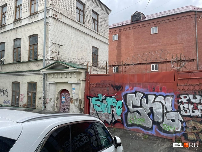Все площади бывшего пивоваренного завода сохранились, но без присмотра состояние их лучше не становится | Источник: Анастасия Малова / E1.RU