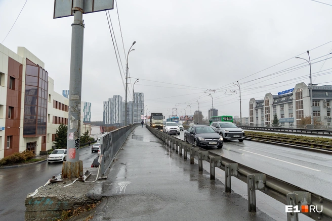 Сложно представить, что в этой части города найдется свободное место для дополнительного трамвайного моста. Скорее всего, будет расширен существующий путепровод | Источник: Владислав Лоншаков / E1.RU