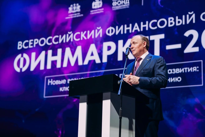 Мэр Екатеринбурга Алексей Орлов поприветствовал публику в числе первых | Источник: СОФПП