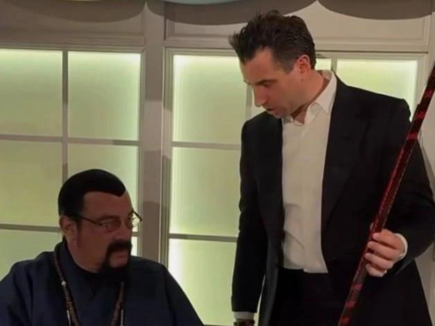 Американский актер и российский тренер встретились в ресторане, которым владеет Денис Иванов. | Источник: «Жерарня» / Instagram.com* (деятельность запрещена на территории РФ)