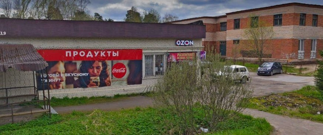 магазин на Сиверском шоссе, угол с Ленина, и корпуса Вырицкого завода металлоизделий | Источник: yandex.ru