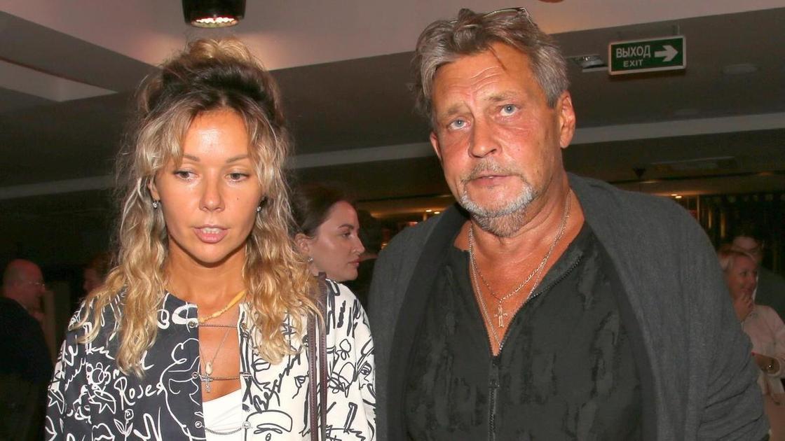 62-летний Александр Домогаров больше не скрывает тайную жену&nbsp;&mdash; она на 21 год моложе