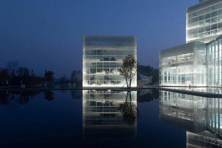 В Китае построили центр туризма, напоминающий кубики льда