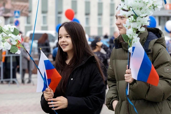 В Ханты-Мансийске Первомай отметили возложением цветов к стеле «Город трудовой доблести» и отправкой 40 тонн гуманитарного груза в зону СВО — image 4