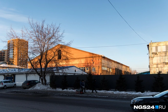 Территорию огородили, рядом ходят рабочие | Источник: Мария Ленц / NGS24.RU