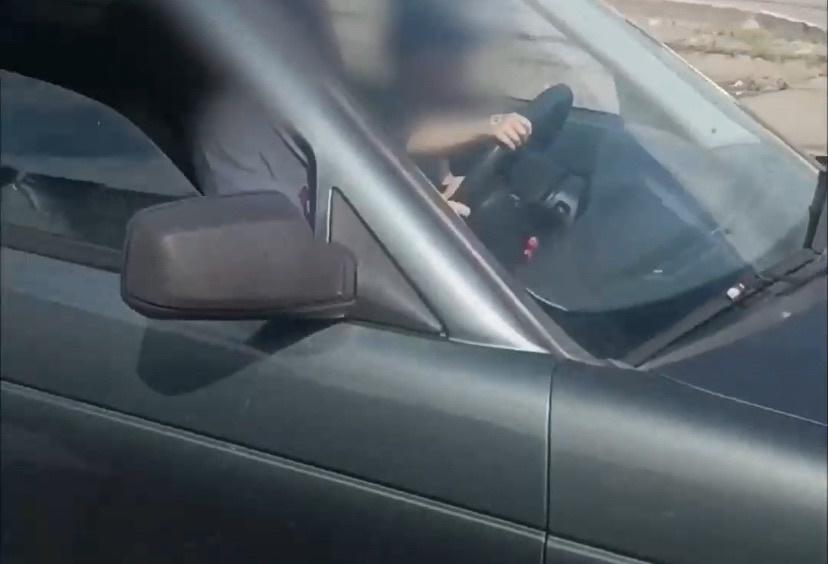 В Магнитогорске молодая мама каталась на «Приоре», усадив за руль маленького сына. Видео