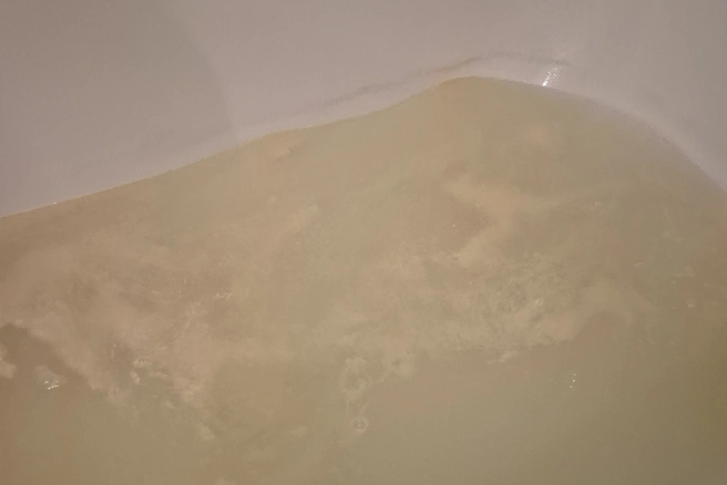 А это вода в 6 мкр, говорит автор фото | Источник: Екатерина Ч., Типичный Курган / Vk.com
