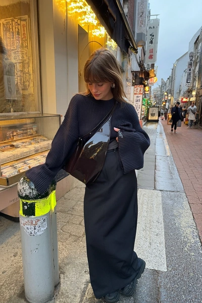 японский стиль, японский стиль одежды, японский женский стиль, девушка в японском стиле, одежда в японском стиле для женщин, современный японский стиль одежды, как одеваются японки | Источник: theDay/higgsfield