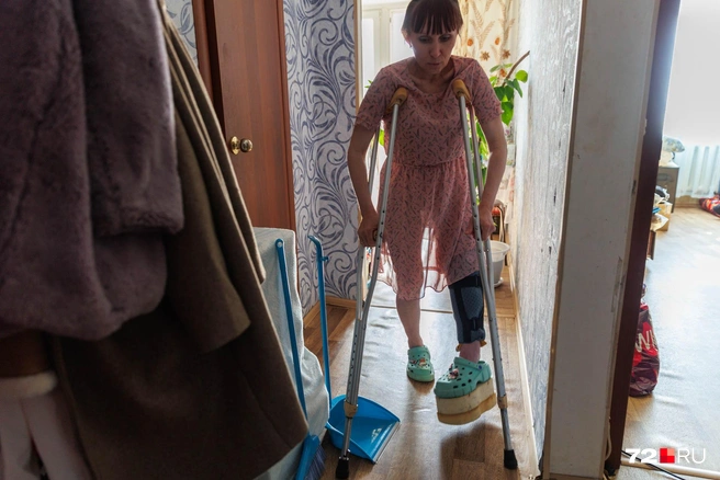 Оксана сама наводит порядок дома. Сын тоже помогает | Источник: Ирина Шарова / 72.RU