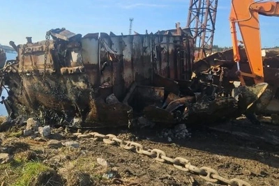 В Томаринском районе убрали первое затонувшее судно