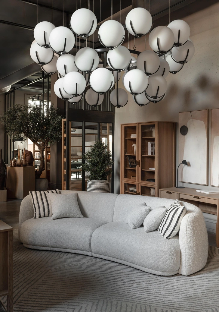 Люстры Scoop Largest Chandelier и Scoop Large Chandelier dark bronze, соединенные в одну композицию. | Источник: Dantone Home