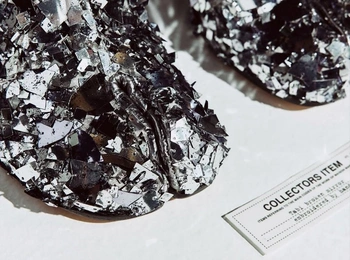 Таби из «стекла»: Maison Margiela представил самую редкую пару. Таких всего 25 по всему миру