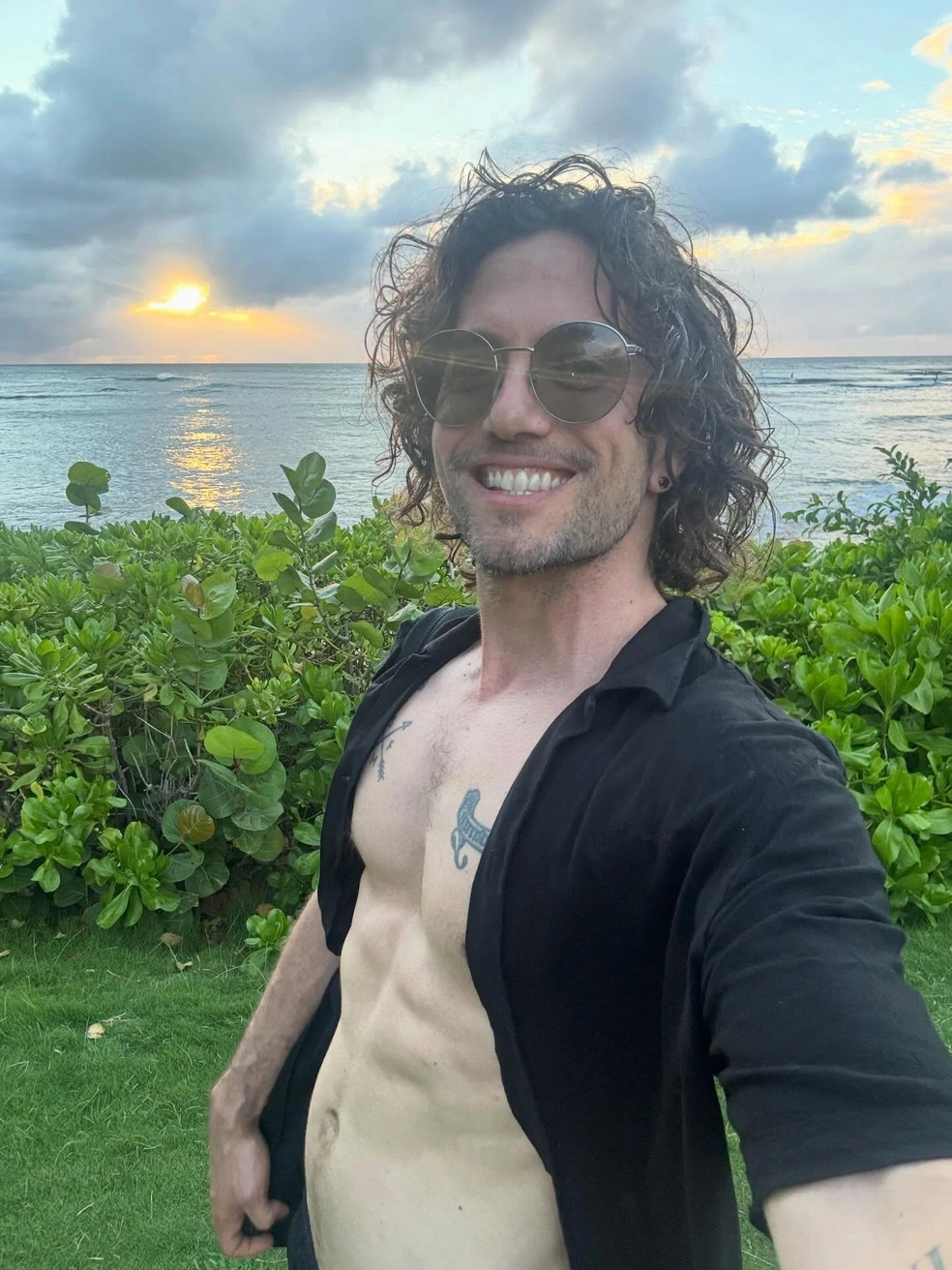 Актер сохраняет свои фирменные кудряшки | Источник: jacksonrathbone / Instagram (экстремистская организация, деятельность запрещена на территории РФ)