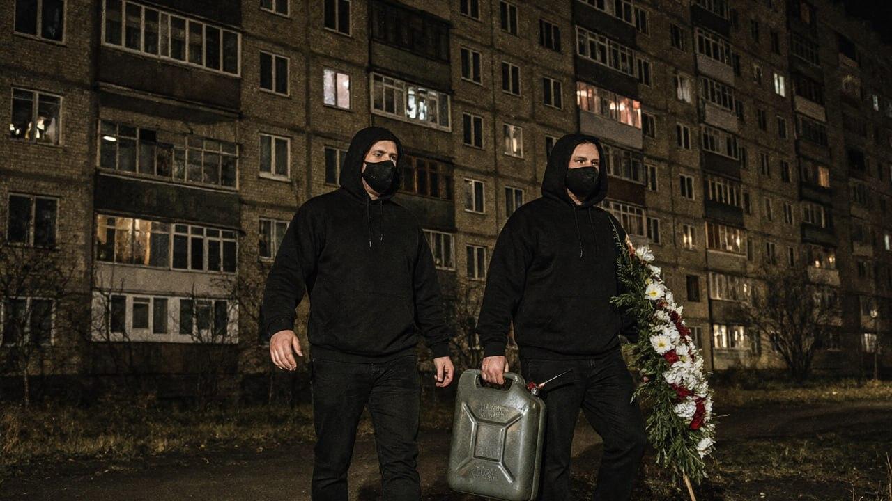 «Перережем всю семью». Родителей мучают за долги взрослого сына — семье подожгли дверь и привезли похоронный венок