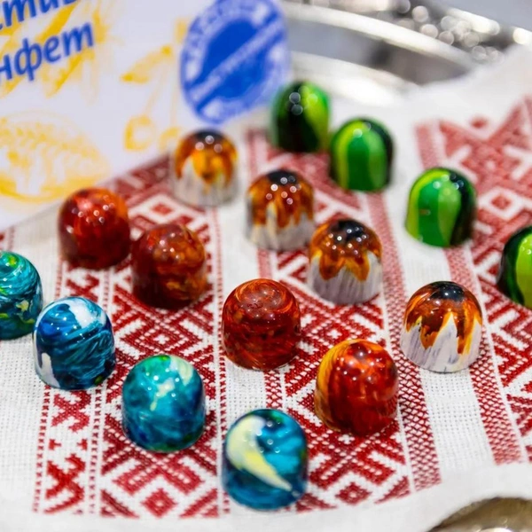 На «Фестивале конфет» малую золотую медаль получила технолог Ксения Крохта, серебряную медаль завоевала технолог Рената Горбатикова | Источник: ООО&nbsp;«АльянсТорг»