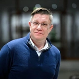 Собака-Маск испражняется — извольте съесть: урок реальности от художника Бипла