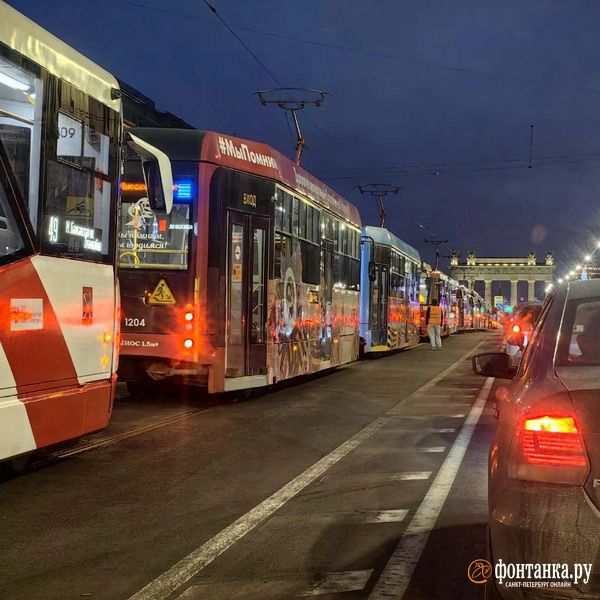 ДТП на кольце у Московских ворот, автобус занял две полосы. Фото  | Источник: читатель «Фонтанки»