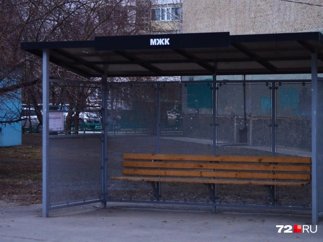 Остановка МЖК. Пока здесь нет современных остановок, и по всему району стоят старые и дырявые  | Источник: Анастасия Давыдова / 72.RU