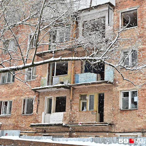 Во многих окнах выбиты стекла&nbsp;— здание выглядело так, будто в нем давно никто не живет | Источник: Василина Любимова / 59.RU