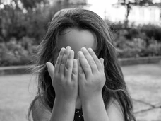 На Урале вооруженный разбитой бутылкой бомж изрезал лицо третьеклассницы: мужчина был судим за убийство