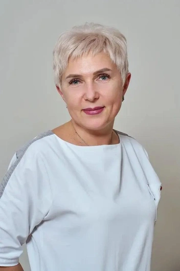 Марина Николаевна Ежова — врач-гастроэнтеролог, терапевт, которому доверяют здоровье разные поколения пациентов. Доктор возглавляет центральный филиал на Шейнкмана, 90 | Источник: медицинский центр «Доктор Плюс»