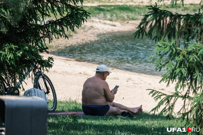Спрятаться в тени у воды — идеально | Источник: Булат Салихов / UFA1.RU