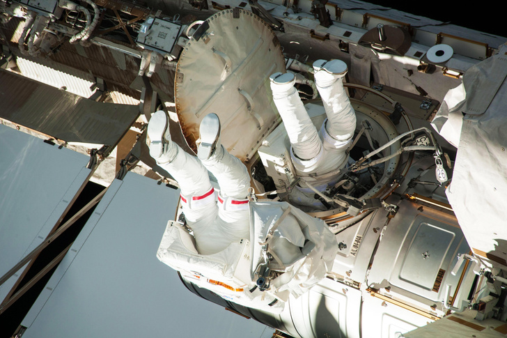 Астронавты Лука Пармитано и Крисс Кэссиди выходят из воздушного шлюза МКС 9 июля 2013 года. Как и положено, вперед ногами