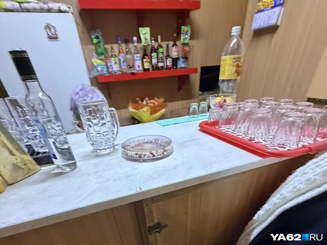 За барной стойкой царит удивительная чистота для рюмочной такого типа | Источник: Дарья Ходосевич / YA62.RU