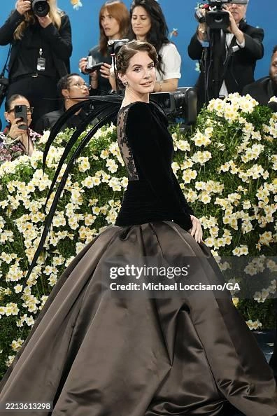 Лана Дель Рей в платье Valentino | Источник: Michael Loccisano / GA / The Hollywood Reporter via Getty Images