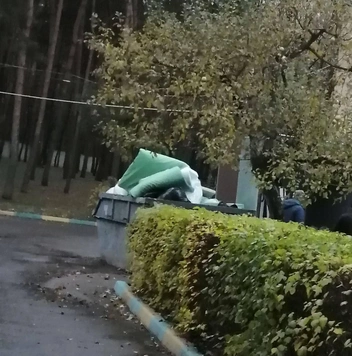 Старые матрасы выносят из учреждения на помойку | Источник: читатель MSK1.RU