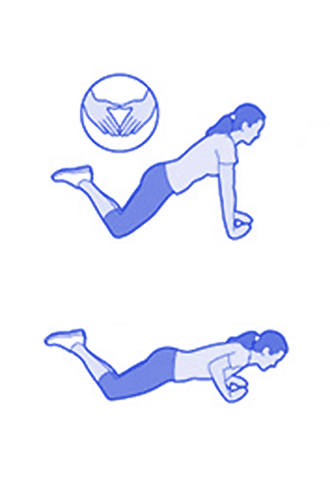 Алмазные отжиманияПрорабатываем трицепсы, грудь и плечи. Встаньте в позу для отжиманий, упор на колени, ступни поднять. Ладони поставить так, чтобы указательные и большие пальцы обеих рук образовывали треугольник. В таком положении делаем десять отжиманий.