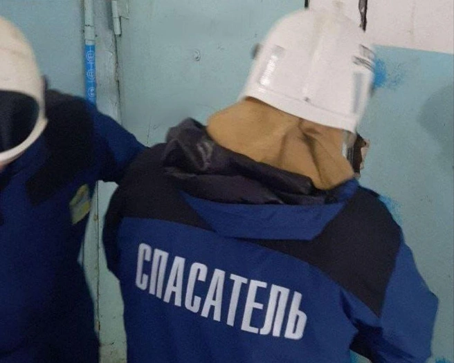 В Оренбурге спасатели снова вскрывали входную дверь, чтобы помочь женщине | Источник: мэрия Оренбурга / T.me