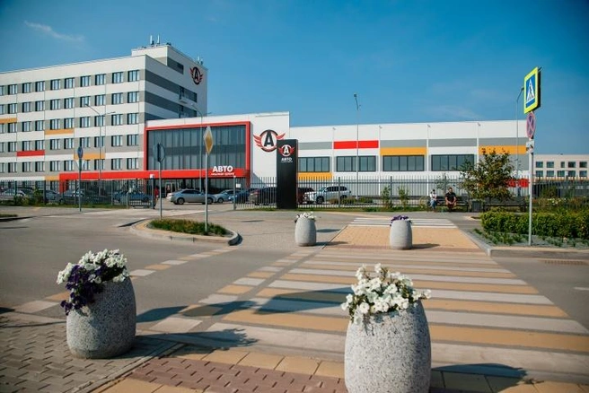Вместо привычных полусфер-ограничителей в Солнечном стоят каменные вазоны: красиво и никто не заедет на тротуар | Источник: Максим Воробьев