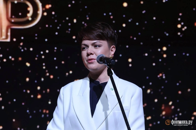 Заместитель председателя Северо-Западного банка Сбербанка Елена Брычаева с наградой в номинации «Банк года»