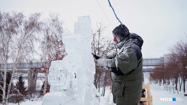 Десятки скульпторов съезжаются в Новосибирск со всей страны. Многие из них приезжают каждый год почти с самого первого городка | Источник: Антон Дигаев / NGS.RU