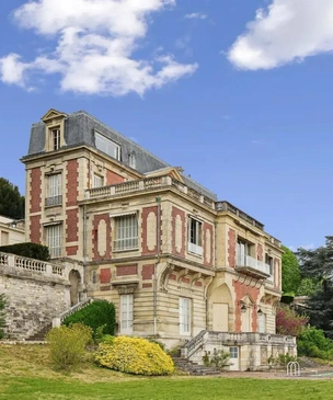 Во Франции продали замок, где родился Людовик XIV, король-Солнце