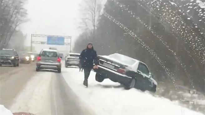 В Петербурге стартовал сезон жестянщика. «Мерседес» унесло в кювет, каршеринг припарковался на тротуаре | Источник: кадр из видео/ДТП и ЧП | Санкт-Петербург | Питер Онлайн