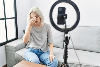 Слезы на камеру: почему в соцсетях теперь модно «торговать» личными трагедиями