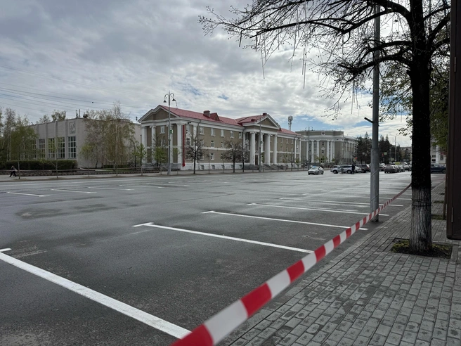 Парковка с другой стороны площади ограничена частично | Источник: Юлия Король / 45.RU 