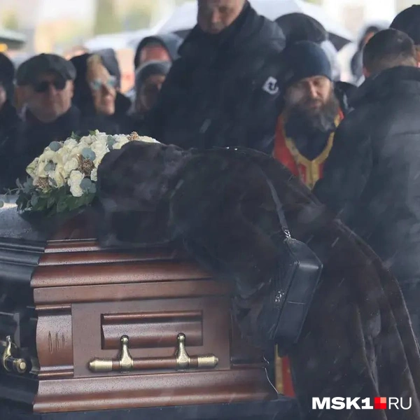 Ольга Погодина склонилась над гробом умершего мужа | Источник: Артем Устюжанин / MSK1.RU
