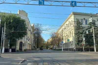 В центре Волгограда снесённый светофор создаёт аварийную опасность